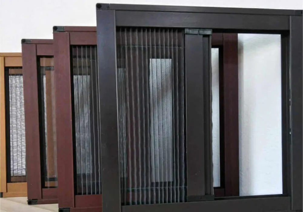 Plasă de insecte montată pe fereastră